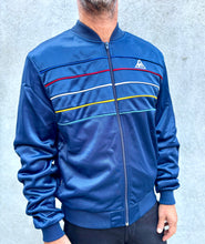 Load image into Gallery viewer, LE COQ SPORTIF ‘Arthur Ashe Collection’ Court Tracktop. Sz L. USA.